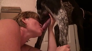 Собака засовывает весь член в жадный рот зрелой женщины