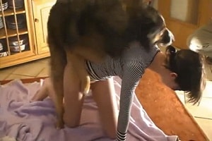 Одна стерва дома развлекается крутым сексом с собакой